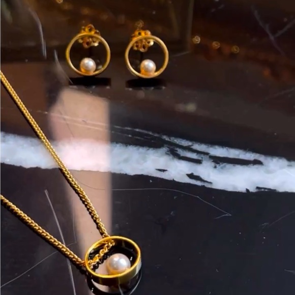 TUMBIKO NWT Gold Circle Ring Faux Pearl Earrings - Picture 2 of 8